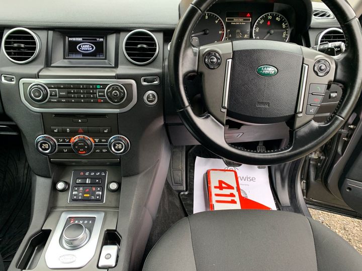 land rover discovery 3 aux port location
